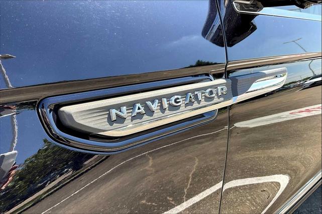 Photo of 2022 Infinite Black Metallic Clearcoat Lincoln Navigator