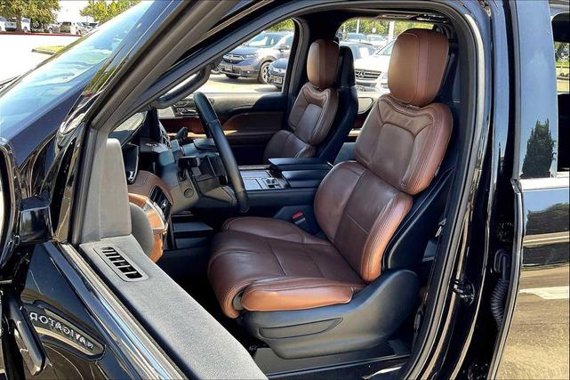 Photo of 2022 Infinite Black Metallic Clearcoat Lincoln Navigator
