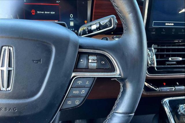 Photo of 2022 Infinite Black Metallic Clearcoat Lincoln Navigator