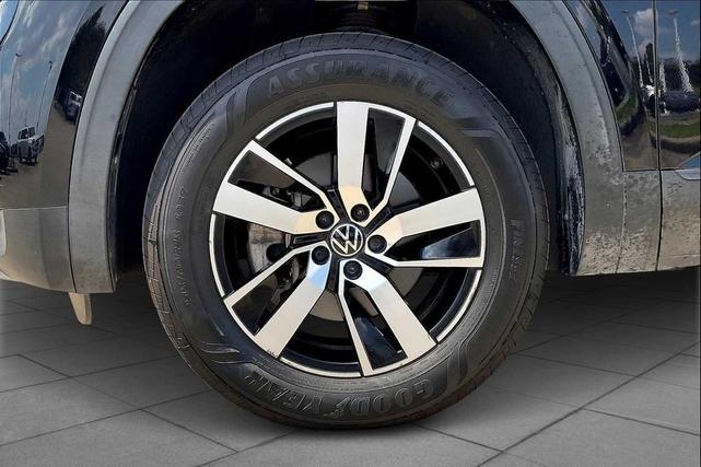Photo of 2021 Deep Black Pearl Volkswagen Atlas
