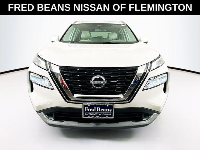 Photo of 2022 White Nissan Rogue