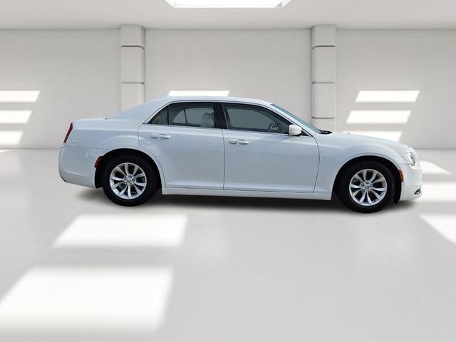 Photo of 2021 White Chrysler 300
