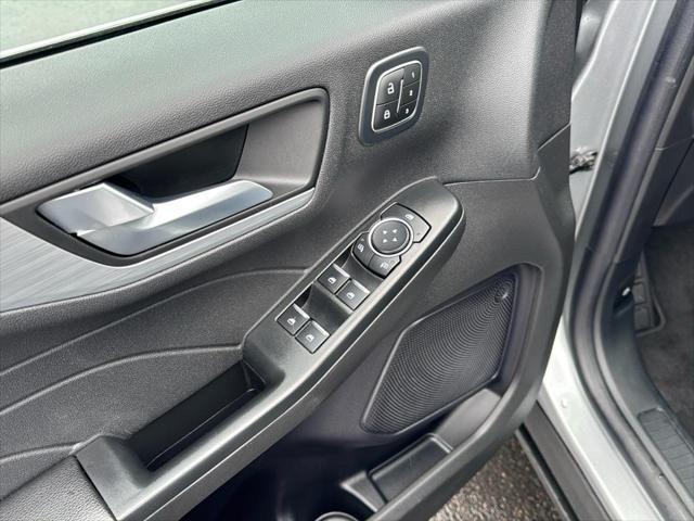 Photo of 2024 Iconic Silver Metallic Ford Escape