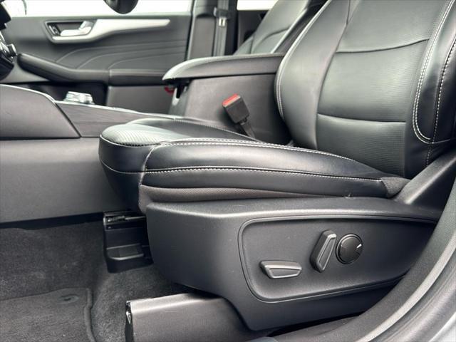 Photo of 2024 Iconic Silver Metallic Ford Escape