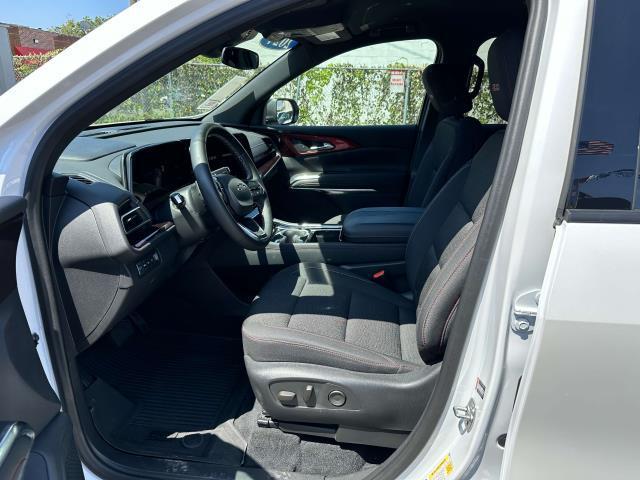Photo of 2024 Iridescent Pearl Tricoat Chevrolet Traverse