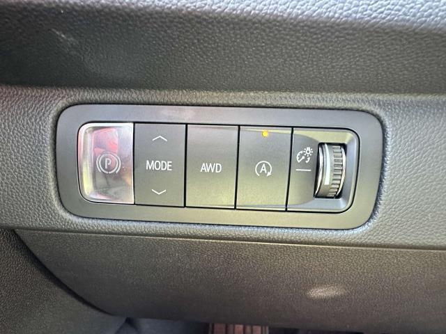 Photo of 2024 Iridescent Pearl Tricoat Chevrolet Traverse