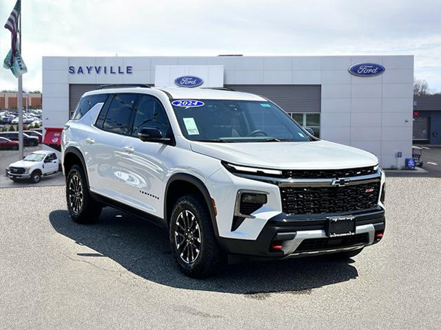 Photo of 2024 Iridescent Pearl Tricoat Chevrolet Traverse