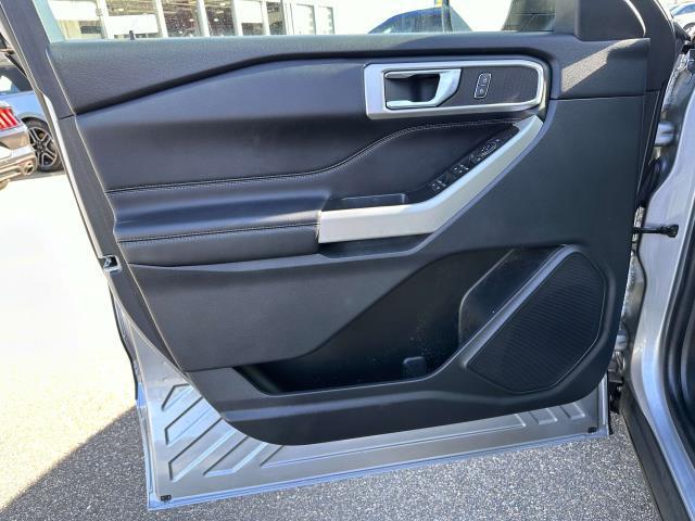 Photo of 2022 Iconic Silver Metallic Ford Explorer
