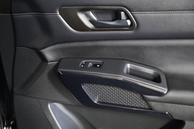 Photo of 2023 Super Black Nissan Pathfinder