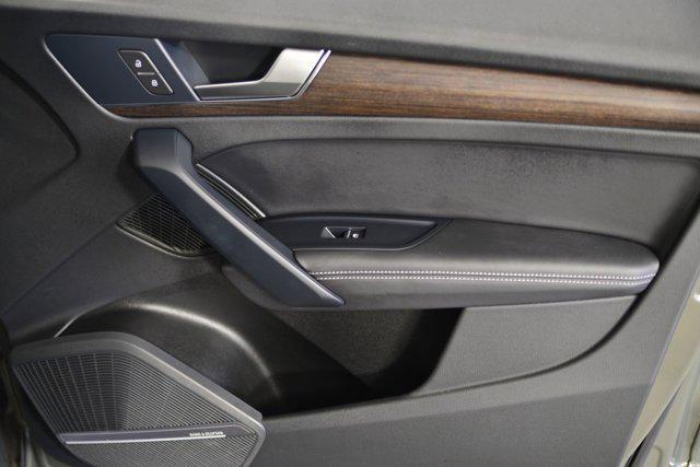 Photo of 2023 Gray Audi Q5 e
