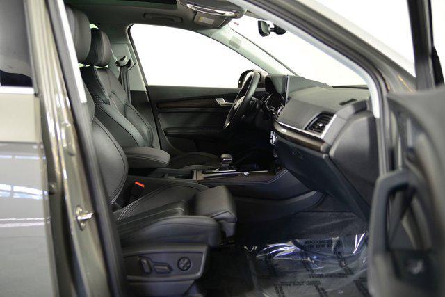 Photo of 2023 Gray Audi Q5 e