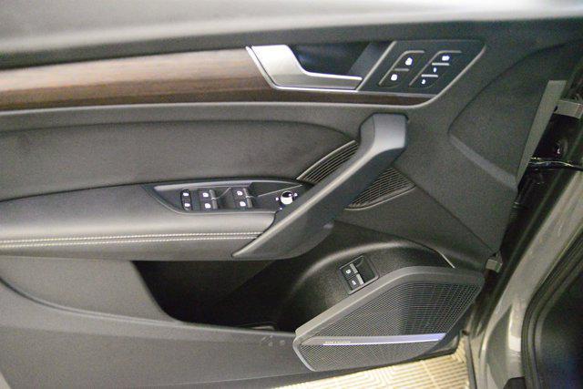 Photo of 2023 Gray Audi Q5 e