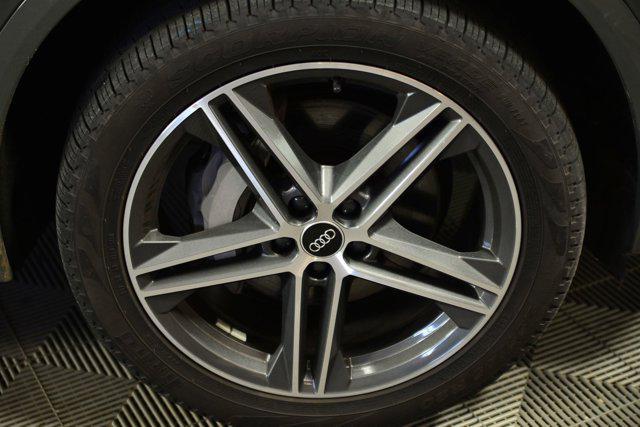 Photo of 2023 Gray Audi Q5 e