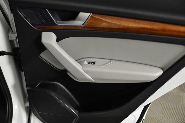 Photo of 2022 Glacier White Metallic Audi Q5