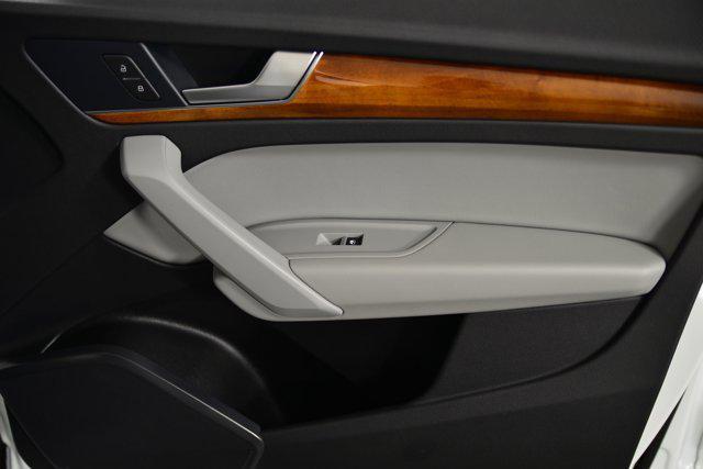 Photo of 2022 Glacier White Metallic Audi Q5