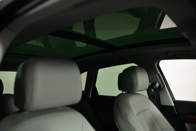 Photo of 2022 Glacier White Metallic Audi Q5