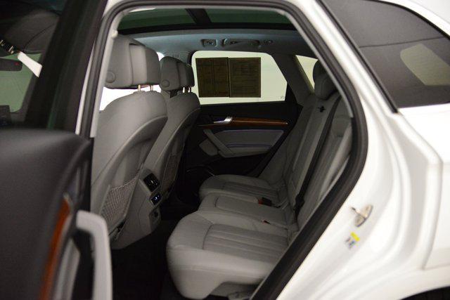 Photo of 2022 Glacier White Metallic Audi Q5