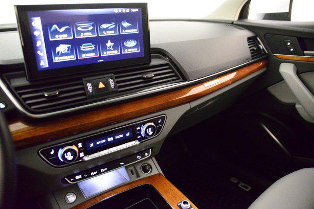 Photo of 2022 Glacier White Metallic Audi Q5