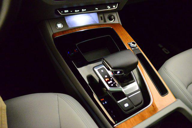 Photo of 2022 Glacier White Metallic Audi Q5