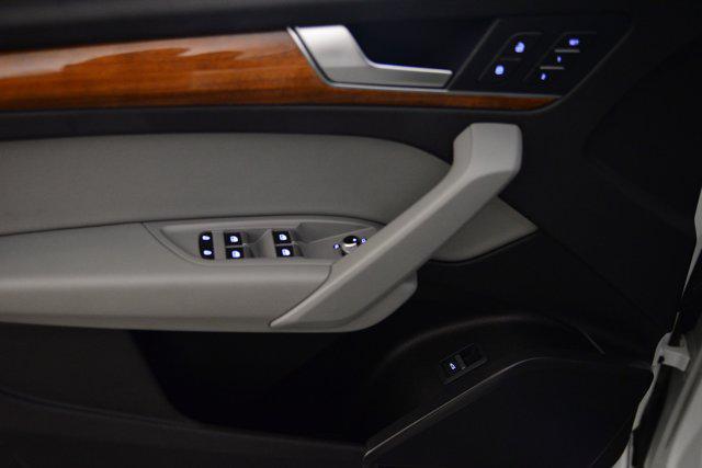 Photo of 2022 Glacier White Metallic Audi Q5