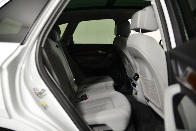 Photo of 2022 Glacier White Metallic Audi Q5