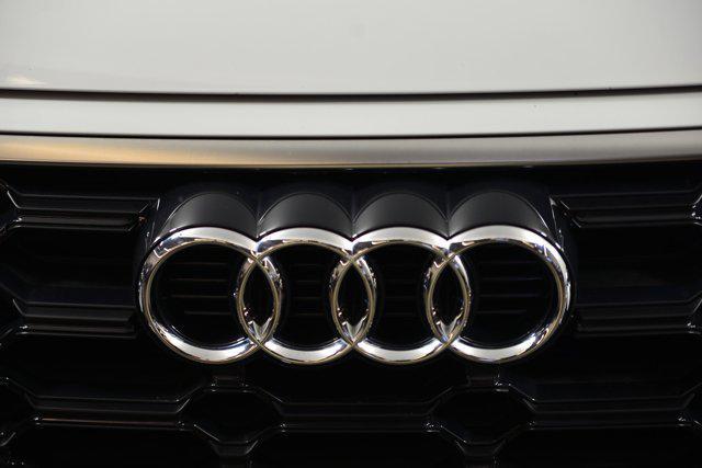 Photo of 2022 Glacier White Metallic Audi Q5