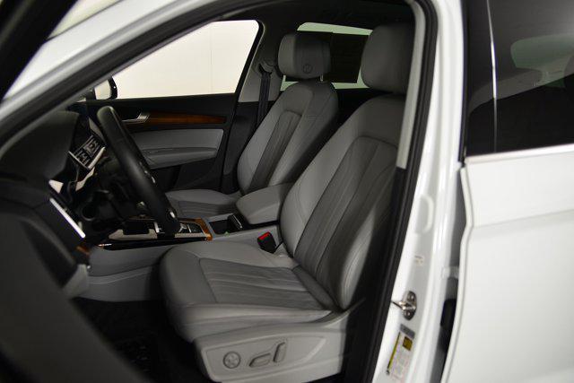 Photo of 2022 Glacier White Metallic Audi Q5