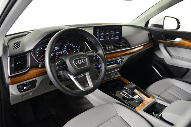 Photo of 2022 Glacier White Metallic Audi Q5