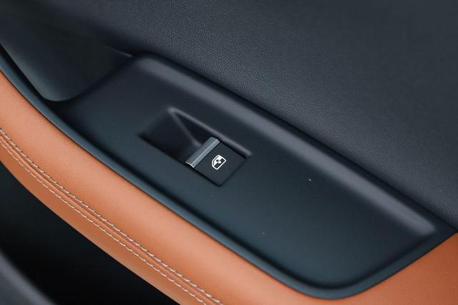 Photo of 2025 Mythos Black Metallic Audi Q8
