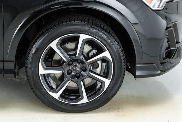 Photo of 2025 Mythos Black Metallic Audi Q3