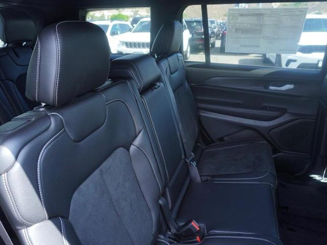Photo of 2025 Diamond Black Jeep Grand Cherokee L