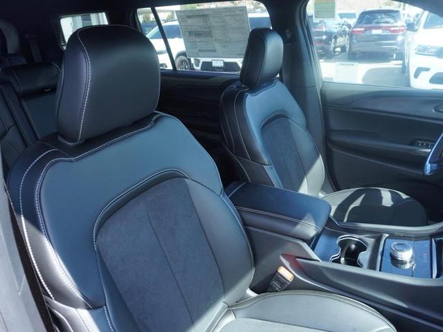 Photo of 2025 Diamond Black Jeep Grand Cherokee L
