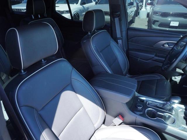 Photo of 2023 Mosaic Black Metallic Chevrolet Traverse