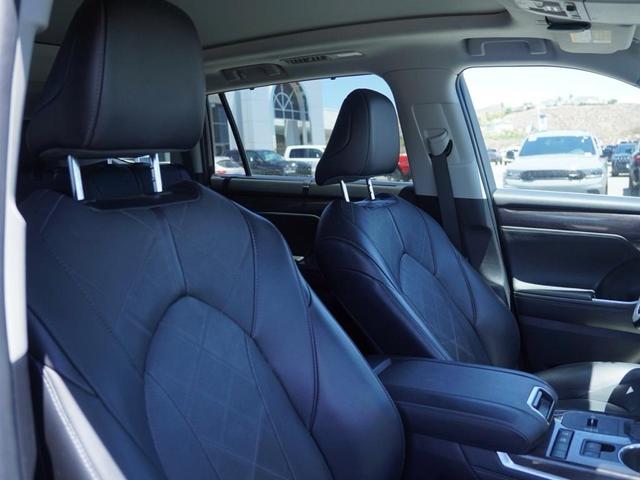 Photo of 2022 Magnetic Gray Metallic Toyota Highlander Hybrid