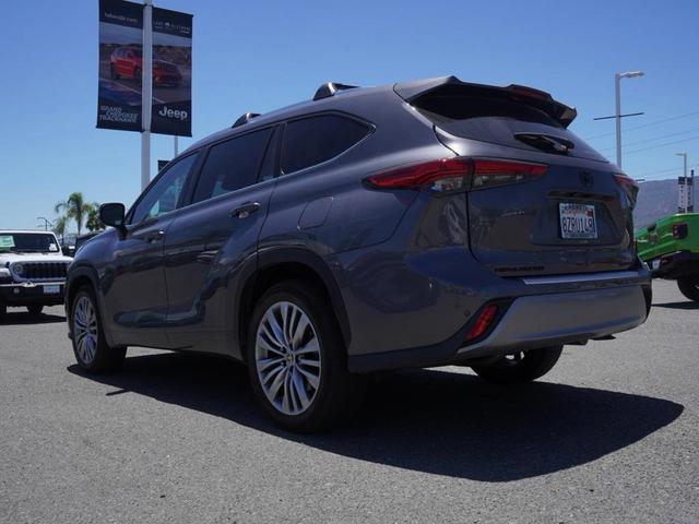 Photo of 2022 Magnetic Gray Metallic Toyota Highlander Hybrid
