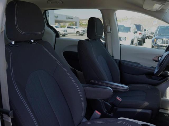 Photo of 2023 Silver Mist Clearcoat Chrysler Voyager