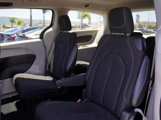 Photo of 2023 Silver Mist Clearcoat Chrysler Voyager
