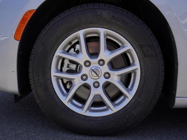 Photo of 2023 Silver Mist Clearcoat Chrysler Voyager