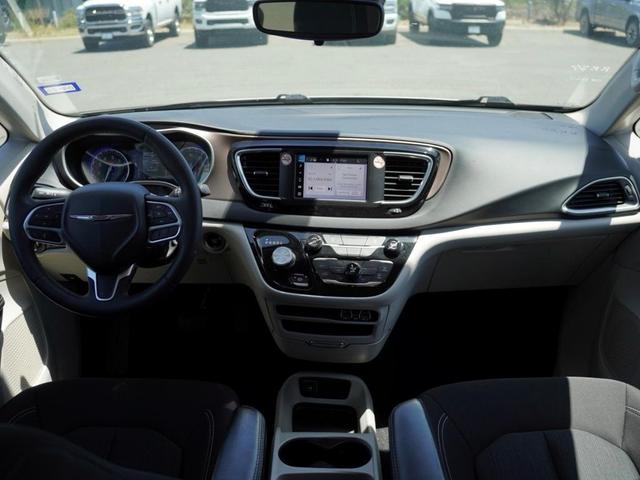 Photo of 2023 Silver Mist Clearcoat Chrysler Voyager