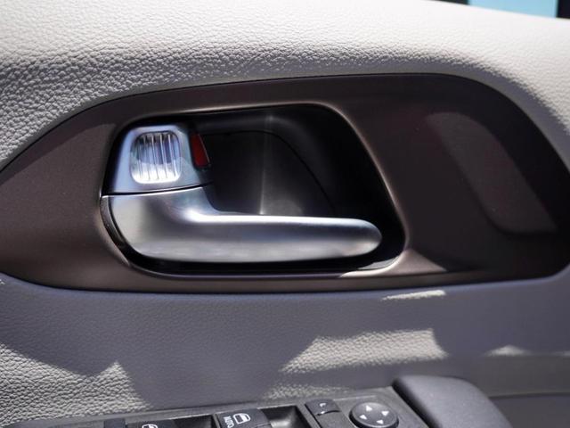 Photo of 2023 Silver Mist Clearcoat Chrysler Voyager