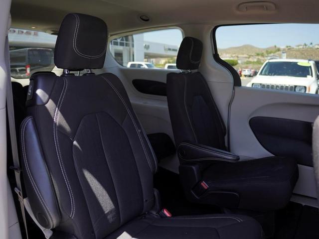 Photo of 2023 Silver Mist Clearcoat Chrysler Voyager