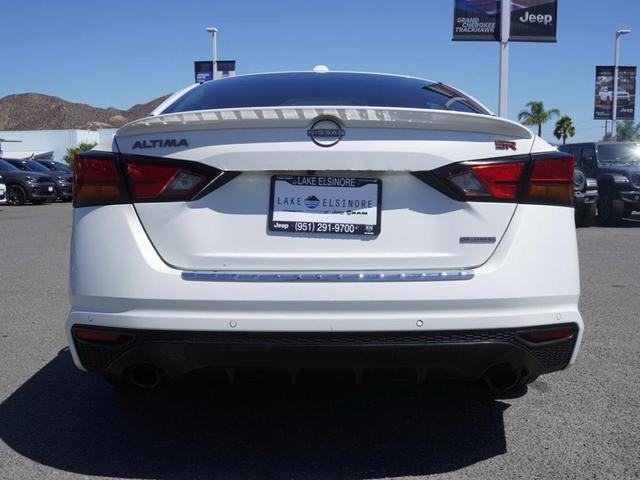 Photo of 2023 White Nissan Altima