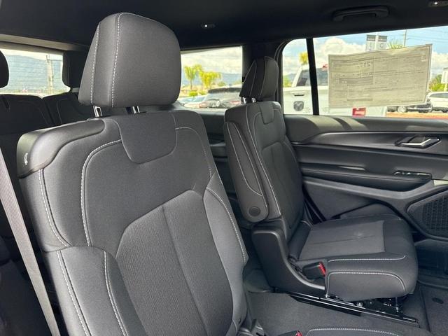 Photo of 2025 Metallic Jeep Grand Cherokee L