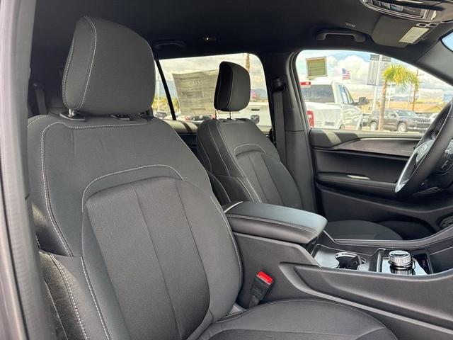 Photo of 2025 Metallic Jeep Grand Cherokee L