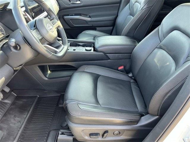 Photo of 2023 White Nissan Pathfinder