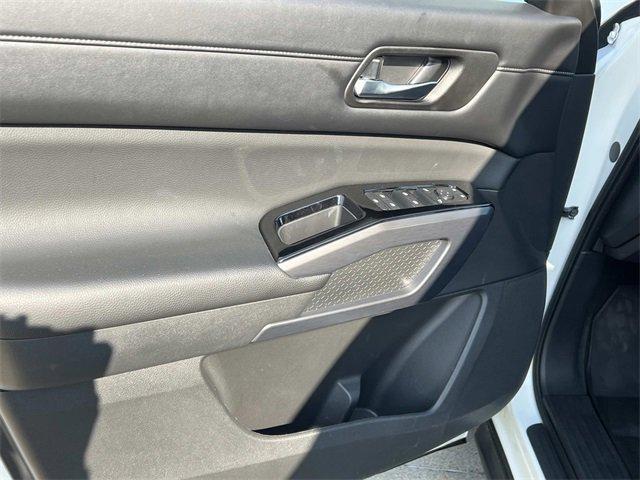 Photo of 2023 White Nissan Pathfinder