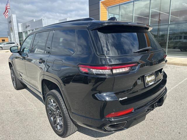 Photo of 2025 Diamond Black Crystal Pearlcoat Jeep Grand Cherokee L