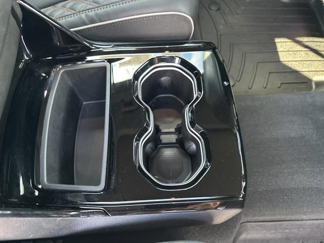 Photo of 2025 Diamond Black Crystal Pearlcoat Jeep Grand Cherokee L