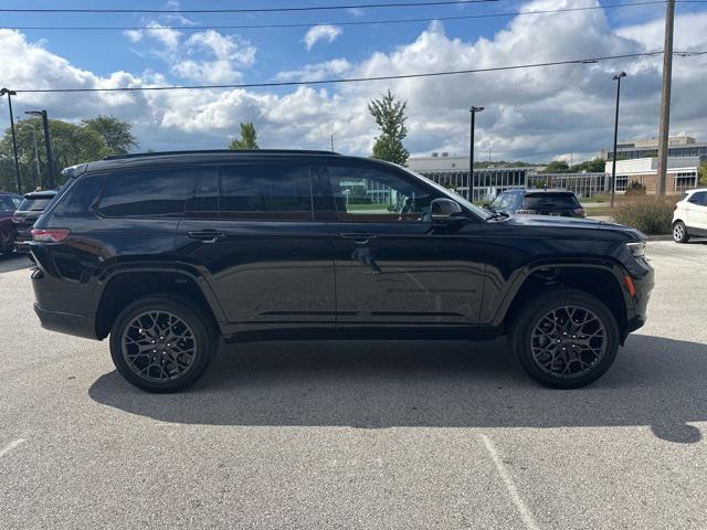 Photo of 2025 Diamond Black Crystal Pearlcoat Jeep Grand Cherokee L
