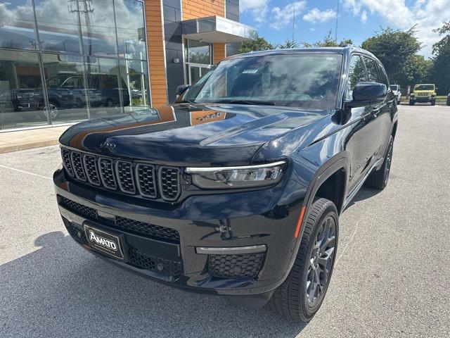 Photo of 2025 Diamond Black Crystal Pearlcoat Jeep Grand Cherokee L